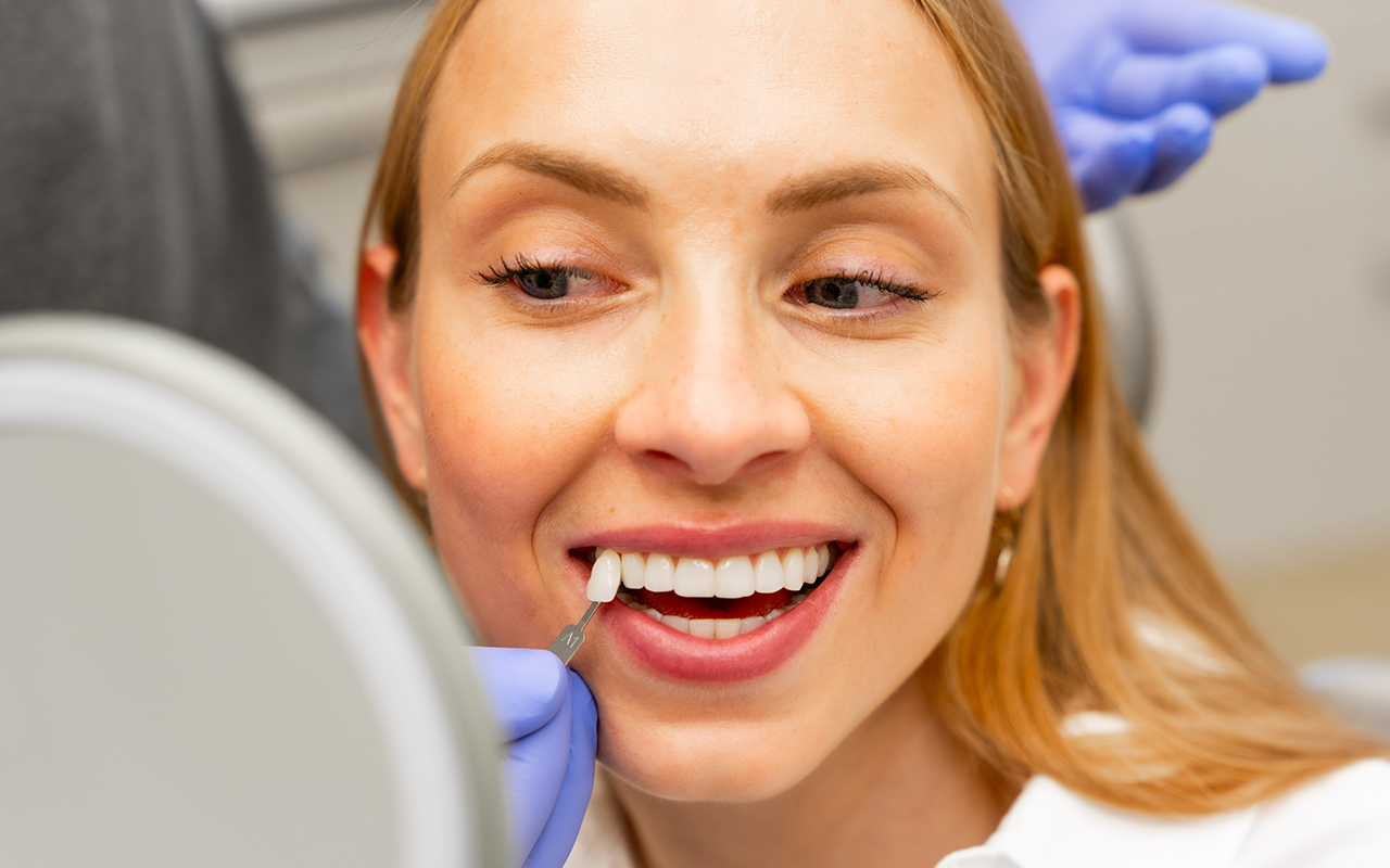 Värisävyn valinta Henriikka III Hammaslääkäri Henriikka Hotulainen hampaiden värisävyn valinnassa.