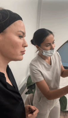 Paula Harmaala on menossa ihon kuvantamiseen AMA-klinikalla. Esteettisiin toimenpiteisiin erikoistunut sairaanhoitaja tekee kuvantamisen ja ihoanalyysin.