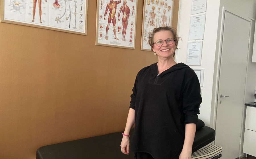 Laillistettu hieroja Elina Koskipää yhdistää Neurosonicin ja perinteisen hieronnan. Intialaista päähierontaakin on tarjolla.