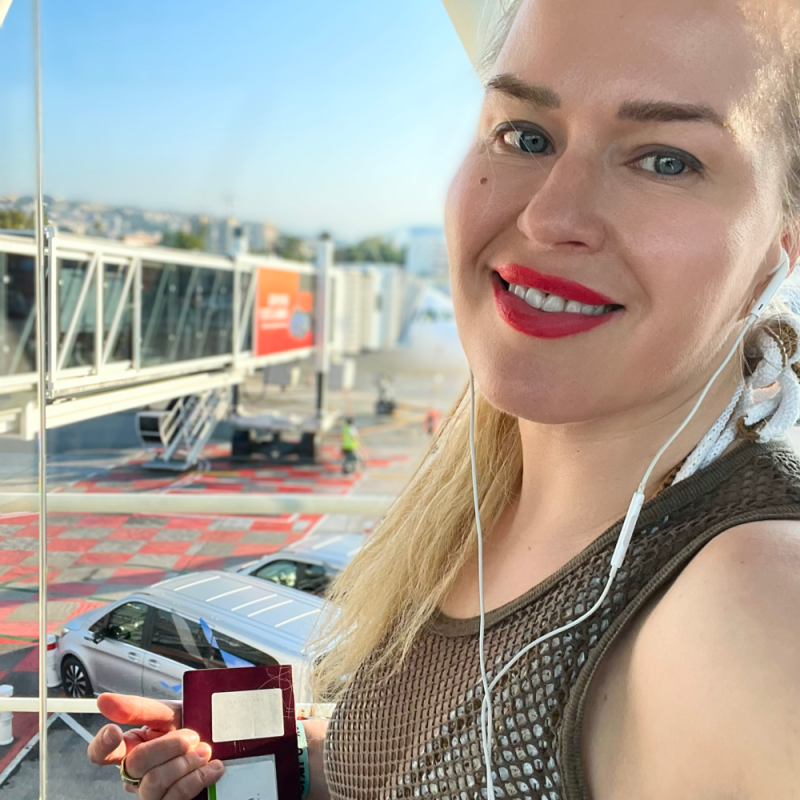 Paula Harmaala lentokentällä passi kädessä matkalla Cannes Lions -festivaaleille Ranskan Rivieralle.