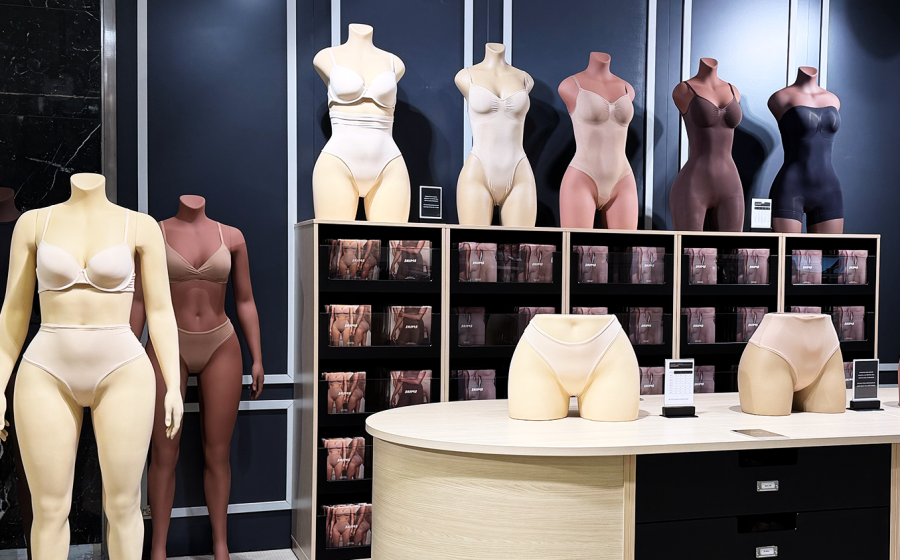 SKIMS muotoilevat alusvaatteet ja shapewear esillä mannekiineilla Helsingin Stockmannin naisten alusvaateosastolla, avattu 5. helmikuuta 2026